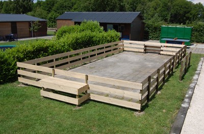 Jeu-de-boulesbaan met houten zitbanken