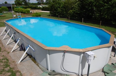 Buitenzwembad op de camping
